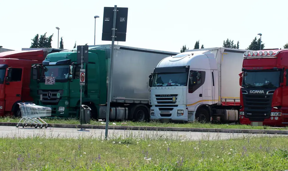 Camion parcheggiati abusivamente in via Monte Hermada (Bumbaca)