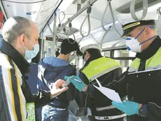 Controlli anti-Covid sul bus a Trieste