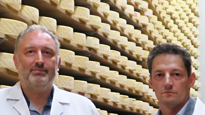 Marco e Paolo Pezzetta hanno rilevato l’azienda di famiglia e da 40 anni fanno il formaggi