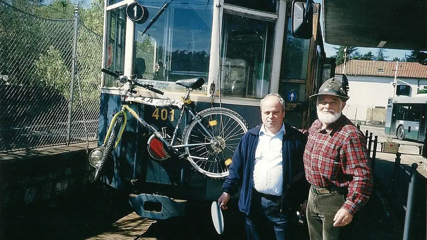 Primo da sinistra Bruno Pieri davanti al tram di Opicina