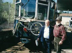 Primo da sinistra Bruno Pieri davanti al tram di Opicina