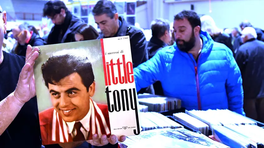 Foto BRUNI 25.11.2018 Chiarbola: fiera del disco--il primo disco di Little Tony