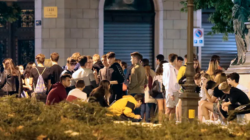 Un gruppo di giovani in piazza Venezia