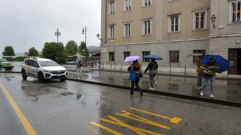 La piazzola di piazza Tommaseo senza taxi se non una sentinella che annuncia lo sciopero. foto Bruni