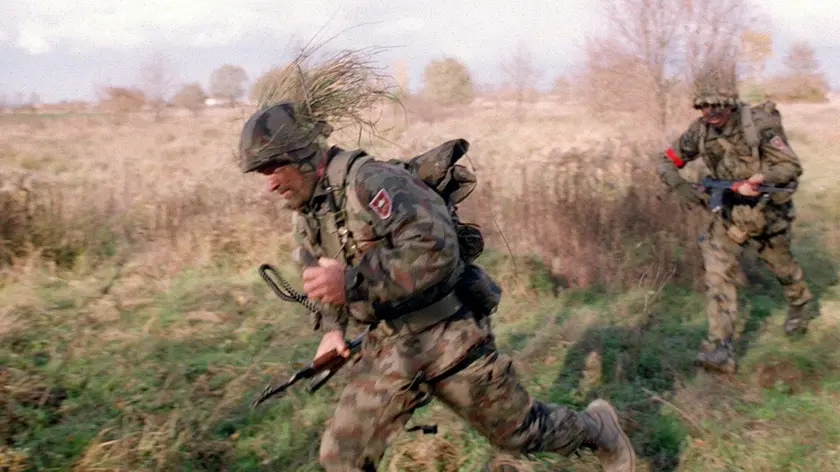 Foto d'archivio di soldati dell'Esercito sloveno in addestramento. (rtvslo.si)