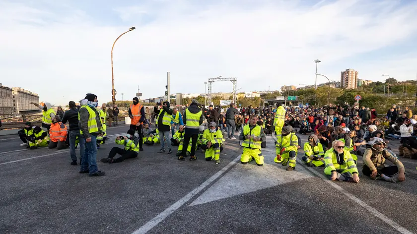 L’ex fronte compatto dei portuali prima dello sgombero al Molo VII