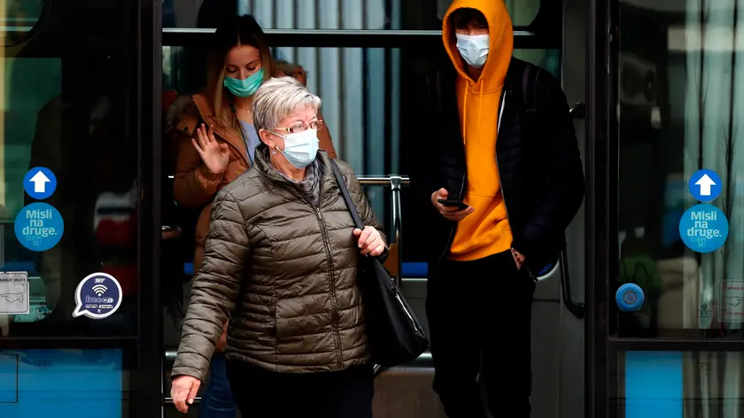 epa09573745 People wearing face masks walk out of a bus in downtown Zagreb, Croatia, 10 November 2021. Croatia recorded some 7,315 new cases of COVID-19 in the past 24 hours, and 50 fatalities. EPA/ANTONIO BAT