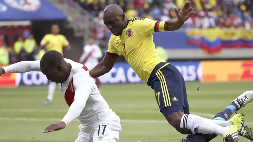 epa04813228 Colombia's Pablo Armero (R) fights for the ball with Peru's goalkeeper Quiroz Gallese (C), during the Copa America 2015 Group C soccer match between Colombia and Peru, at Estadio Municipal Bicentenario German Becker in Temuco, Chile, 21 June 2015. EPA/Paolo Aguilar