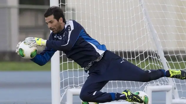Italy's goalkeeper Gianluigi Buffon trains in Rio de Janeiro, Brazil, Monday, June 10, 2013. The Confederations Cup soccer tournament will be held in Brazil June15-30. (AP Photo/Silvia Izquierdo)