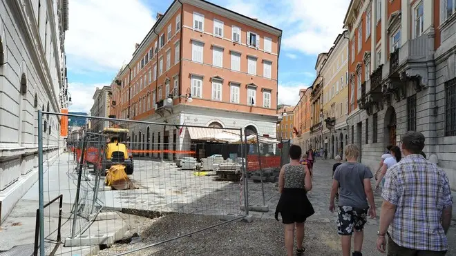 Foto BRUNI TRieste 20 07 2011 Piazza Venezia angolo via Torino-lavori in corso