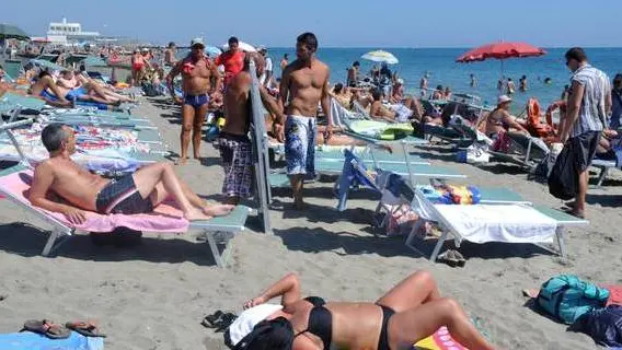 20100722 - HUM - OSTIA (RM) - OSTIA: CALDO E SPIAGGE AFFOLLATE La spiaggia di Ostia affollata per il grande caldo, oggi 22 luglio 2010. ANSA / CLAUDIO PERI