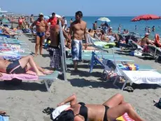 20100722 - HUM - OSTIA (RM) - OSTIA: CALDO E SPIAGGE AFFOLLATE La spiaggia di Ostia affollata per il grande caldo, oggi 22 luglio 2010. ANSA / CLAUDIO PERI