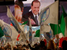 20090328 - ROMA - POL - PDL: CONGRESSO; BERLUSCONI, NOSTRA VERA MISSIONE E' CAMBIAMENTO. Il presidente del Consiglio, Silvio Berlusconi, durante il suo intervento nel giorno conclusivo del 1° Congresso Nazionale del Popolo della Liberta', questa mattina alla nuova Fiera di Roma. ''Abbiamo il peso della conduzione della nazione, dobbiamo pensare alle future generazioni ma l'impresa del cambiamento non ci spaventa: e' la nostra vera missione''. Lo ha detto il premier Silvio Berlusconi, dal palco del congresso del Pdl. ''Non siamo - ha aggiunto il presidente del consiglio - il riflesso di una utopia visionaria ma una felice espressione della cultura del nostro tempo che rifugge dalle categoria della destra, del centro, della sinistra per guardare ai risultati''. ANSA/ALESSANDRO DI MEO/DRN