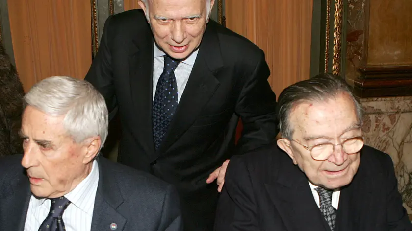 L’ex ministro democristiano Paolo Cirino Pomicino al centro tra Franco Marini e Giulio Andreotti in una foto degli anni Novanta