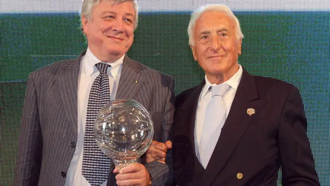 L'ex giocatore Giuseppe Brumatti (S) premiato da Sandro Gamba in occasione degli Italian Basket Hall of Fame, in una immagine del 29 giygno 2010. ANSA/MATTEO BAZZI.
