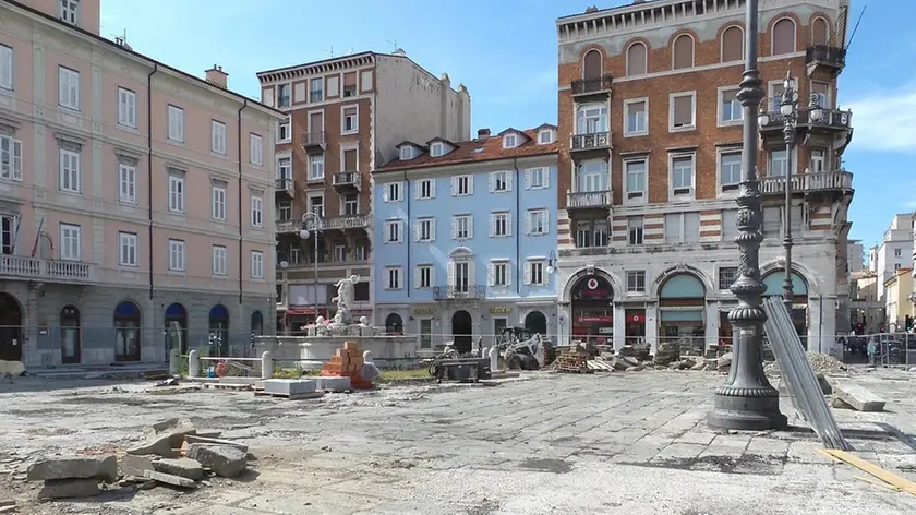 Lasorte Trieste 29/06/15 - Piazza Ponterosso, Mattina, Nessun Operaio al Lavoro