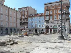 Lasorte Trieste 29/06/15 - Piazza Ponterosso, Mattina, Nessun Operaio al Lavoro