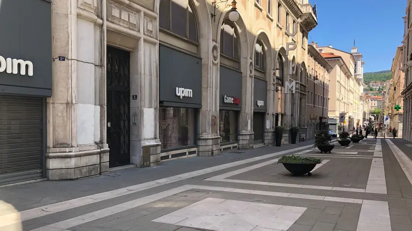Negozi chiusi a Trieste in attesa della riapertura dopo il lockdown, Trieste, 8 maggio 2020. ANSA/ALICE RITA FUMIS