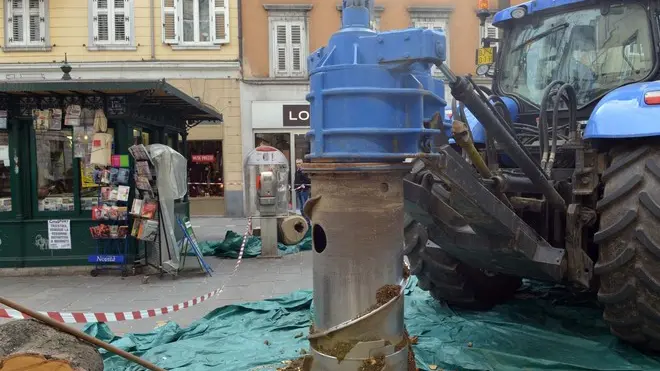 Foto Bruni 05.03.14 Viale XX settembre: rimozione dei ceppi e panchine nuove sul fondo del viale