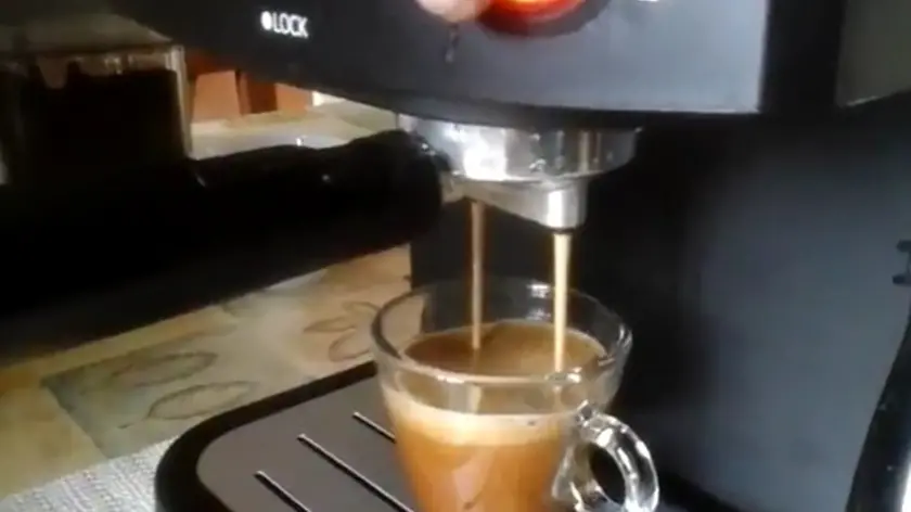 Un caffè erogato in una macchinetta espresso