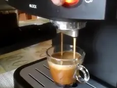 Un caffè erogato in una macchinetta espresso